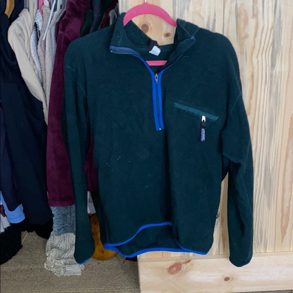 super cute oversized green patagonia half zip